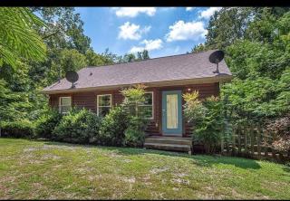 Cabin, hot tub, arcade games! sleeps 8! - 3