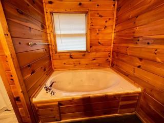 Cabin, hot tub, arcade games! sleeps 8! - 2