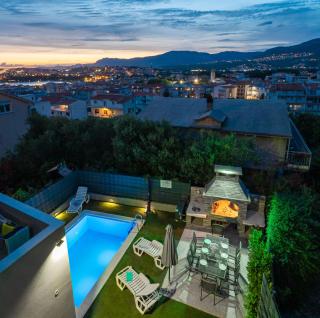 Melody Suites - 2 Apartments Rented Together as 1 Unit - Private Heated Pool - 0