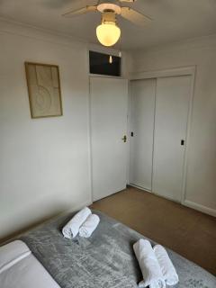 Redcot Gardens Stamford 4 bed contractor familt home with Parking - 5