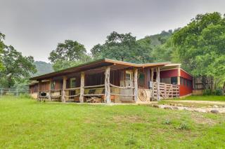 Rural and Horse-Friendly Cabin about 24 Mi to Bandera! - Tarpley - 0