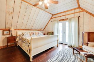Chic 'Tree House' Studio ~ 24 Mi to Bandera! - 1