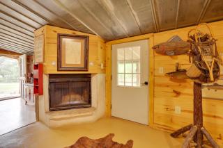 Rural and Horse-Friendly Cabin about 24 Mi to Bandera! - Tarpley - 4