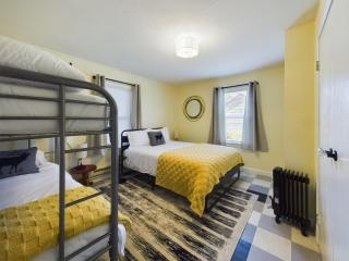 Daffodil Cottage in Downtown Packwood, WIFI, BBQ, Firepit, Smores - 1