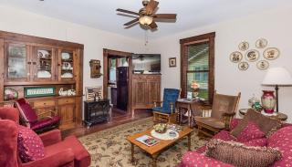 Mistletoe House - Fredericksburg - 8