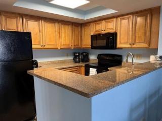Central Beach Condo 6 Queen Beds on BR 2nd floor, Huge Belcony - Myrtle Beach - 4