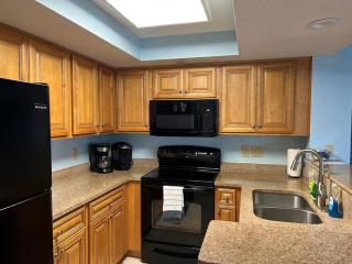 Central Beach Condo 6 Queen Beds on BR 2nd floor, Huge Belcony - Myrtle Beach - 3