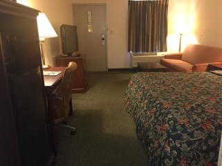 Days Inn by Wyndham Raleigh Glenwood-Crabtree - 1