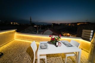 Jacuzzi Suite In The Heart Of OldTown - 3