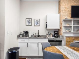 Carriage Manor - Sun Soaked 1BR - Close to CCF - 1