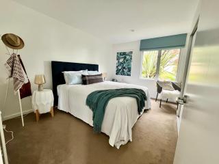 The Lighthouse - Free Breakfast with Stunning Mountain & Sea Views - 9