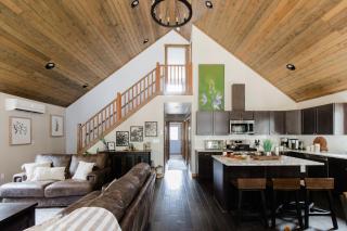 Pine Forest Getaway, Game Room, Hot Tub, Fire Pit - Ronald - 4