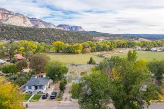 Sandstone Villa - wifi, BBQ, patios - 1