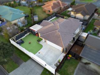 Lux 4 Bedroom in Auckland with Spa and Light Breakfast - 3