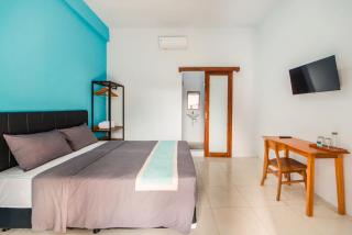 Greek House: Room w/Desk and Shared Pool&Kitchen/7 - Canggu - 0