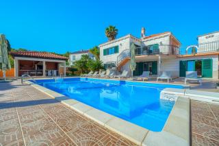 Villa Rasotica Nice villa with plenty of space Excellent yard with large pool and outdoor kitchen - Sumartin - 0