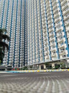 Affordable Home with Balcony near Boni MRT - Manila - 9