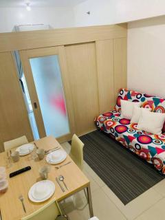 Affordable Home with Balcony near Boni MRT - Manila - 8