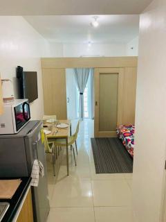 Affordable Home with Balcony near Boni MRT - Manila - 2