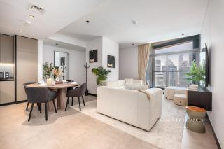 Luxurious 2BR w Waterfront and Burj Khalifa View - Dubai - 9