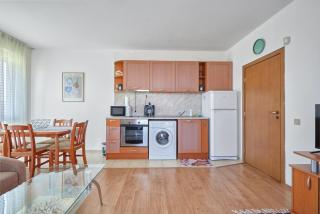 Charming 1-Bedroom Apartment in Ravda by Flat Mаnаger - Nesebar - 4