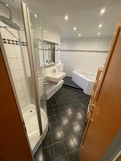 Großzügige Ferienwohnung für bis zu 4 Personen mit Balkon -  - 1