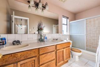 Cozy Budget Room near Downtown Surrey - Surrey - 9