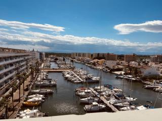 Appart Serenity, Canal, Amarre, Piscine et Jacuzzi - Roses - 8