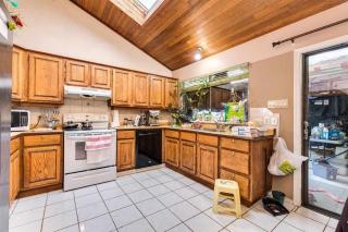 Comfortable Bed in Shared Room for Solo Traveller- Near Transit, Restaurants & Surrey Central - Surrey - 5