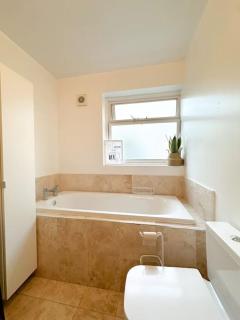 Bright & Spacious Split Level Flat in Kennington - 2