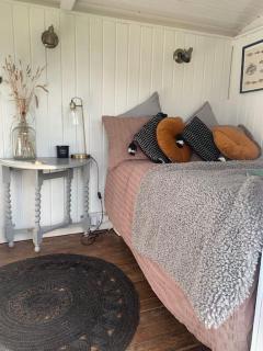 Shepherds hut with Alpaca views - Westbourne - 2