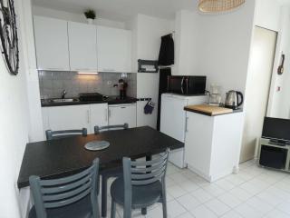 2 Pièces avec Piscine, Proche Plage et Commerces, Quartier Calme avec Parking Privé - FR-1-328-145 - 8