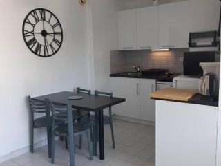 2 Pièces avec Piscine, Proche Plage et Commerces, Quartier Calme avec Parking Privé - FR-1-328-145 - 5