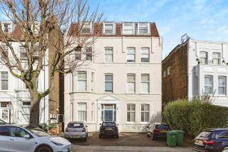 Luxury 2-Bed Flat with Garden in Hampstead Mansion - 3