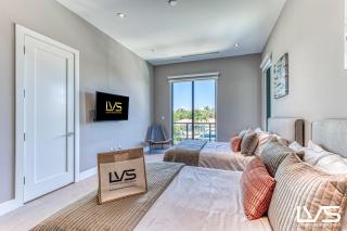 Villabella Luxe 100ft Waterfront Villa With 6bedrooms65bathrooms 5 Minute To Beach Chefaposs Kitchen Heated Poolhot Tub Outdoor Bbq Kitchen Sonos - Fort Lauderdale - 2