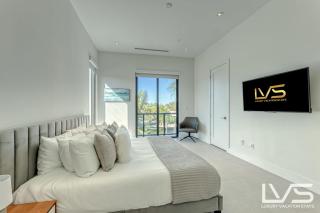 Villabella Luxe 100ft Waterfront Villa With 6bedrooms65bathrooms 5 Minute To Beach Chefaposs Kitchen Heated Poolhot Tub Outdoor Bbq Kitchen Sonos - Fort Lauderdale - 1