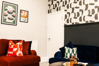 Spacious Stylish Home with FREE Parking 10 Mins to Manchester Centre & AO Arena Ideal for Groups & Long Stays - 1