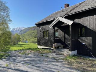 Naturskjønt og sentralt, flott beliggende stor hytte - Fausko - 7