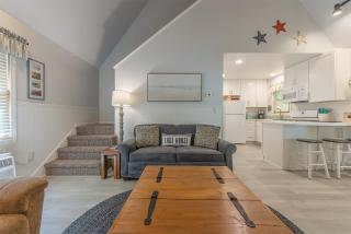 Goshorn 18 - Located in Goshorn Lake Resort - Shared pool - Lake access - 3