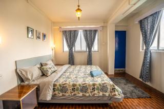 Monratino The snow roost- 10 mins walking distance from mall road- Attached balcony with Kanchenjunga Mountain View-Kitchen available - Darjeeling - 1