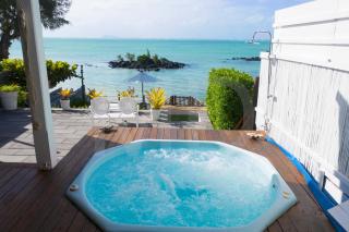 Meerana Cheerful Beachfront Cottage with Jacuzzi - Grande Gaube - 8