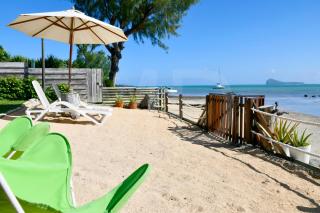 Meerana Cheerful Beachfront Cottage with Jacuzzi - Grande Gaube - 3