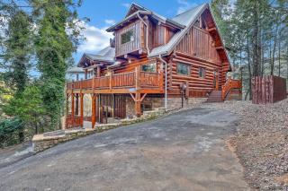 Waters Edge Lodge an Incredible dog friendly cabin that is perfect for family gatherings - 1