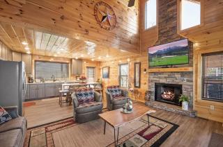 "Swimming In Views" in a 4 Bedroom Mountaintop Pool Cabin - Sevierville - 3
