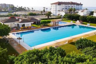 Piscina y playa en Laguna Beach Torrox - Málaga - 1