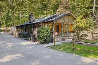 Lazy Bear Valley is a rustic cabin retreat just minutes from Gatlinburg! - 8