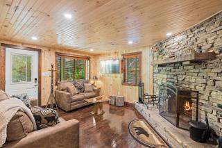 Lazy Bear Valley is a rustic cabin retreat just minutes from Gatlinburg! - 1