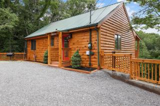 Smoky Nights is an enticing retreat just minutes from the Pigeon Forge Parkway! - Sevierville - 1