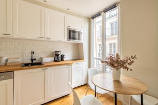 Modern spacious studio only 1 minute away from the Place de la République - Paris - 9