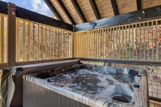 Embrace the Wild at the "Rustic Bear" Your Cozy Cabin Escape! - 9